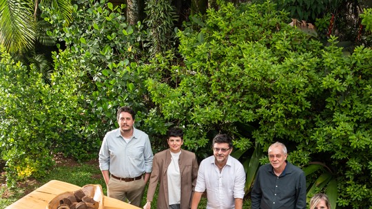 “Alma em madeira” registra e discute o processo criativo de oito designers brasileiros