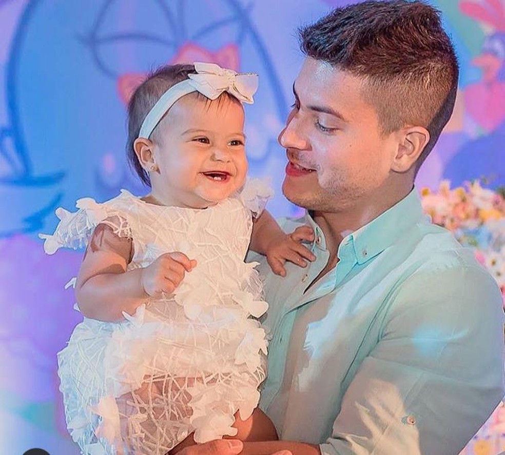 Arthur Aguiar Baba Pela Filha Em Dia De Brincadeira Coisa Linda Famosos Gshow