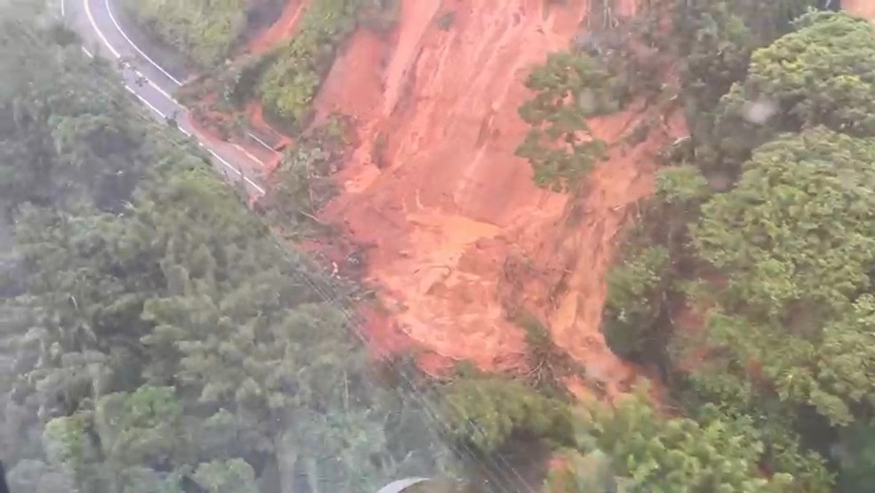 Registro feito de helicóptero por tupaense dos estragos no litoral norte de São Paulo durante resgate — Foto: Arquivo pessoal