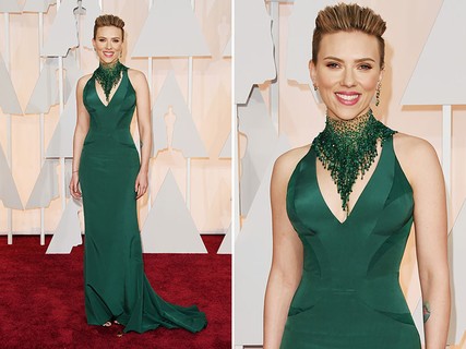 Scarlett Johansson - Sempre sexy, ela arrasou com um look monocromático verde esmeralda, com direito a longo Versace com decote vertiginoso e maxicolar no melhor estilo “combinandinho”