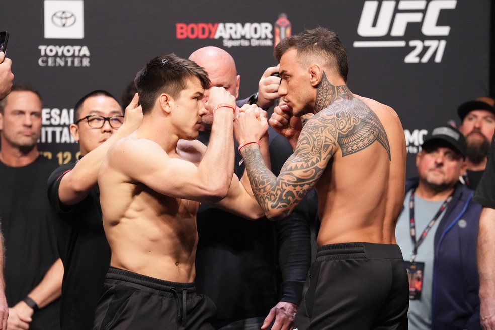 Alexander Hernadez x Renato Moicano — Foto: Josh Hedges/Getty Images