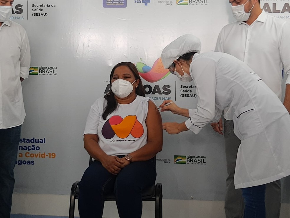 Asistente social Marta Antonia é a primeira alagoana a ser vacinada contra Covid-19 — Foto: João Vitor Ferreira/G1