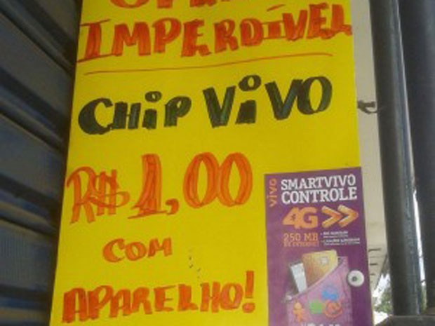 Cartaz com anúncio considerado propaganda enganosa foi colocado em porta de loja em Guarabira (Foto: Aurélio Damião/Arquivo Pessoal)