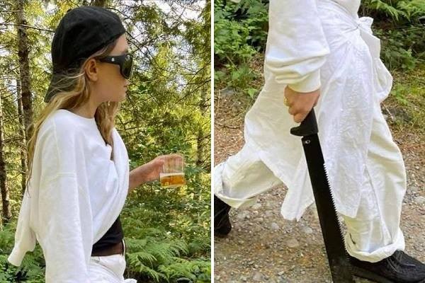 Ashley Olsen com um facão e uma bebida enquanto faz trilha (Foto: Instagram)