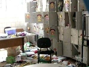 Escola pública é depredada em Luziânia, Goiás (Foto: Reprodução/ TV Anhanguera)