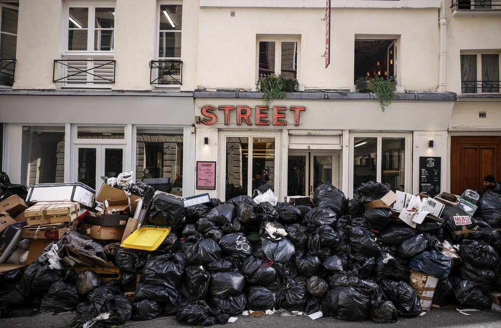 Lixo é acumulado nas ruas de Paris, na França em 15 de março de 2023 — Foto: Thomas Padilla/AP