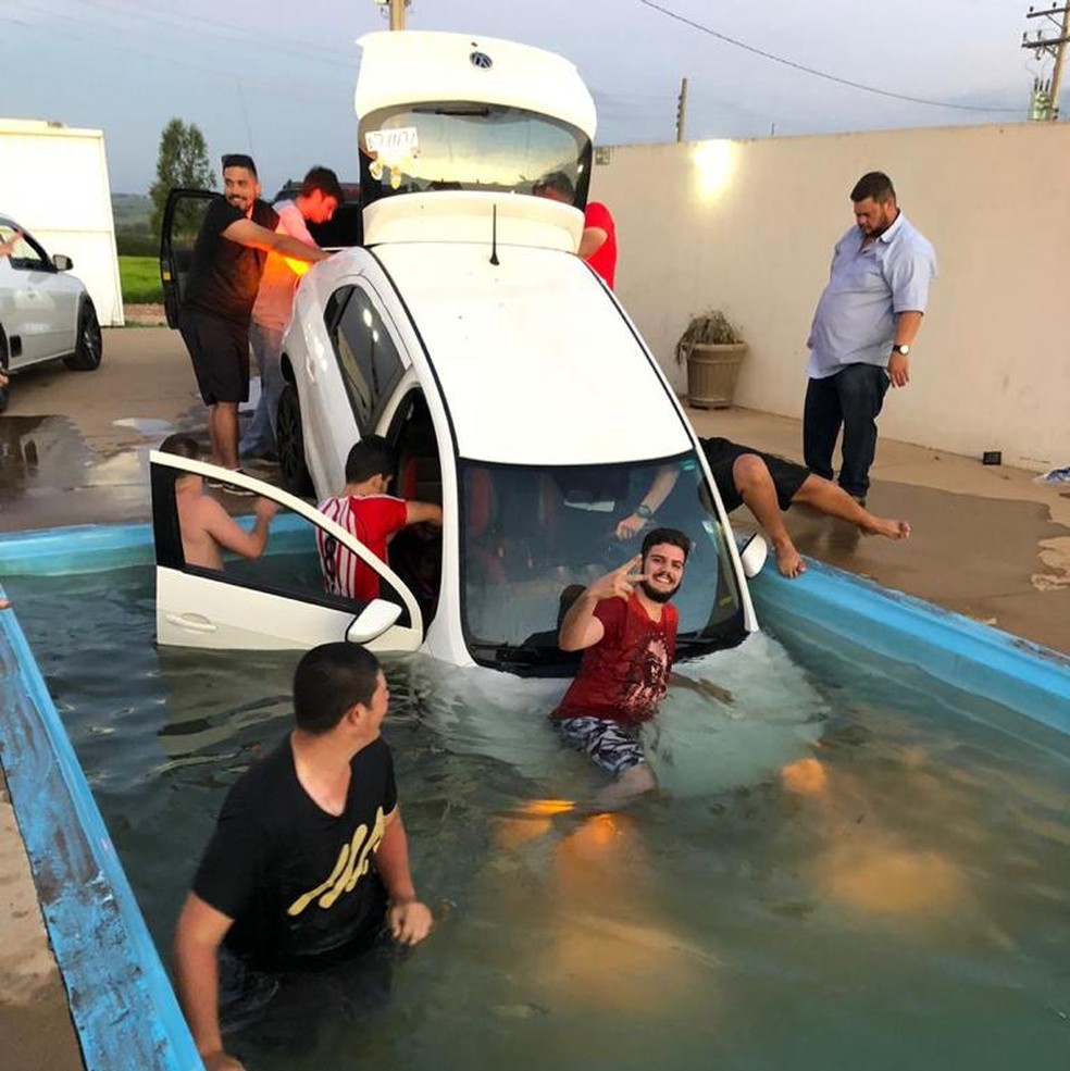 Jovem Explica Selfie Com Carro Que Caiu Em Piscina Durante Churrasco Se Nao Registrasse Ninguem Acreditaria Bauru E Marilia G1