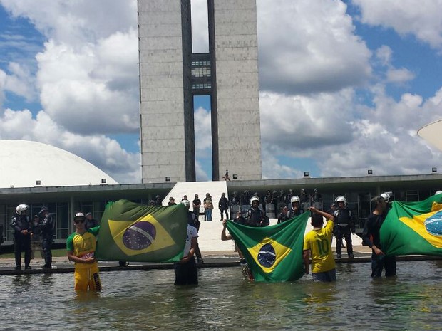 Manifestantes entram no espelho d´água em frente ao Congresso Nacional (Foto: Vinícius Werneck/TV Globo)