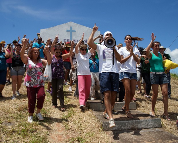 Fernanda Motta e Ricardo Pereira lideram o mutirão para reformar a capela (Foto: Domingão do Faustão / TV Globo)