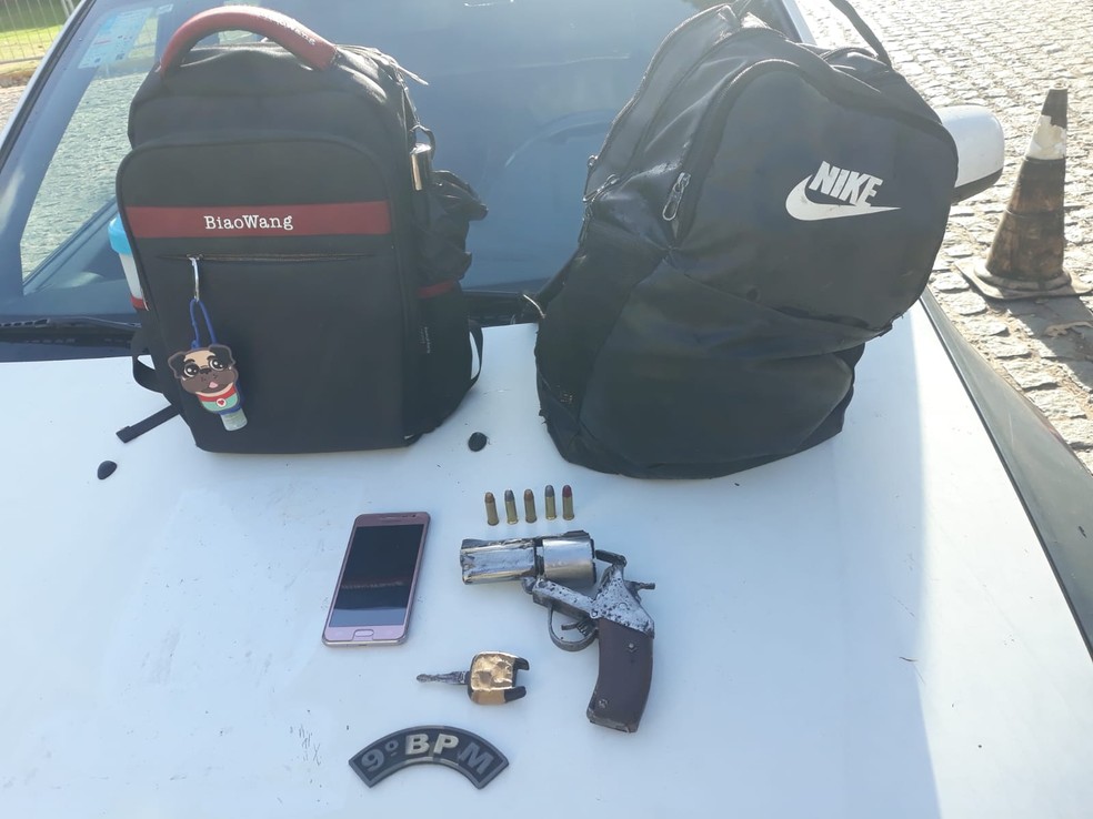 Arma e mochilas cheias de materiais roubados foram apreendidos pela PM em Natal &mdash; Foto: Cedida