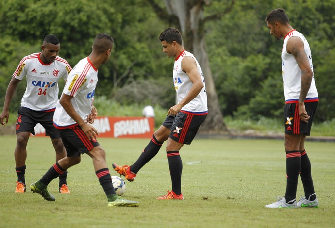 Jorge, de costas, treina ao lado de Rafael Dumas, Ederson e César Martins (Foto: Gilvan de Souza/ Fla Imagem)