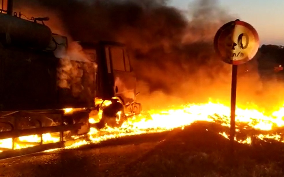 Caminhão incendiou na Rodovia SP-342 em Mogi Guaçu. — Foto: Corpo de Bombeiros/Divulgação