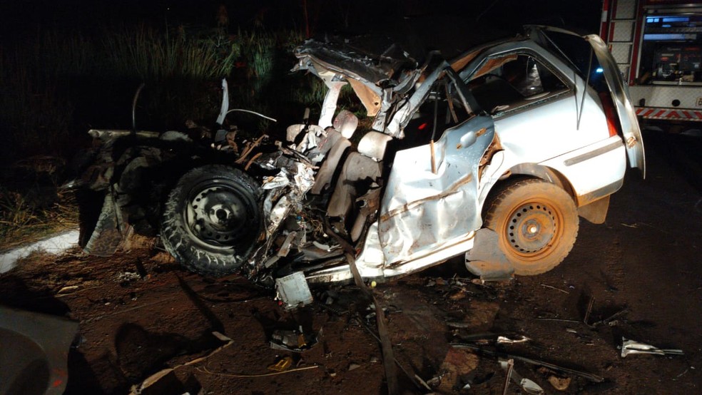 Carro onde estava a família ficou completamente destruído com a colisão com a carreta — Foto: BPMRv/Divulgação