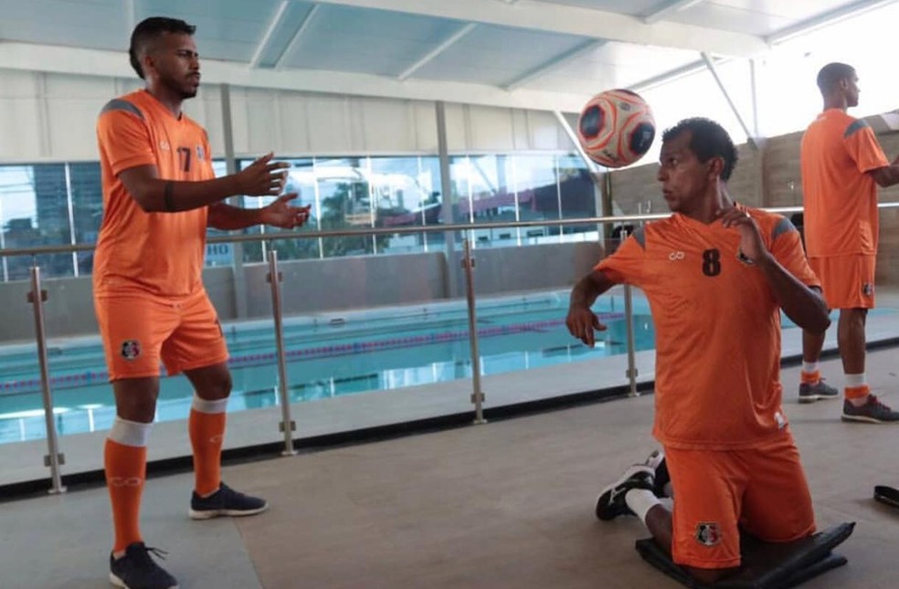 Junior e Didira são opções do técnico Itamar Schulle para o amistoso contra o Campinense — Foto: Rafael Melo / Santa Cruz
