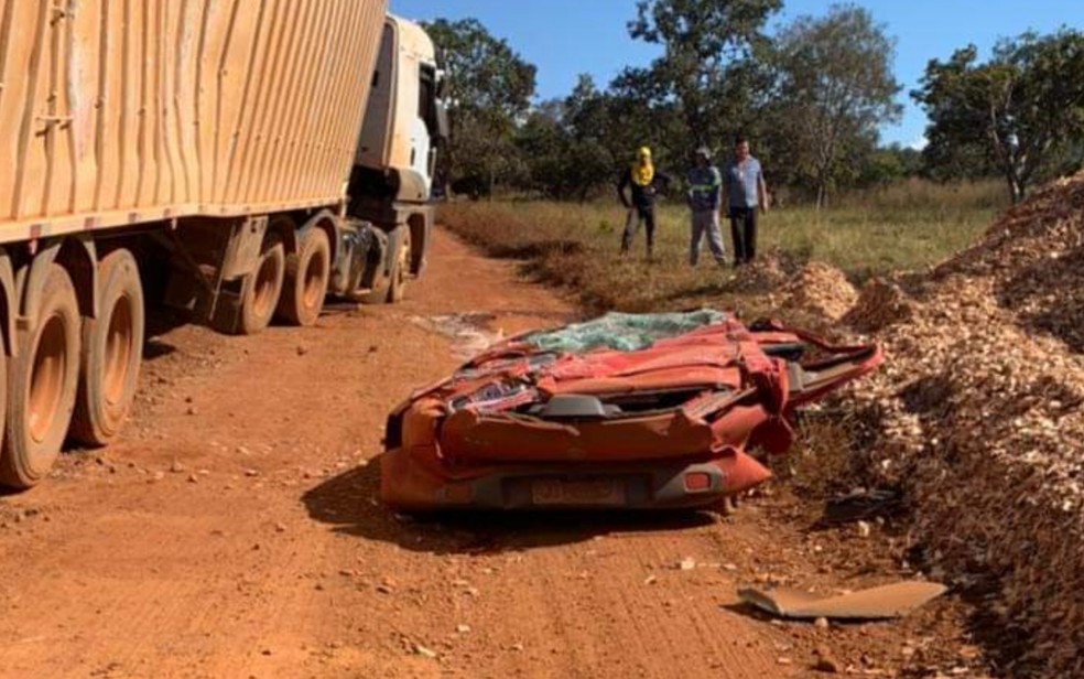 Carro fica completamente destruído ao ser atingido por caminhão que tombou em Alexânia — Foto: Reprodução/TV Anhanguera