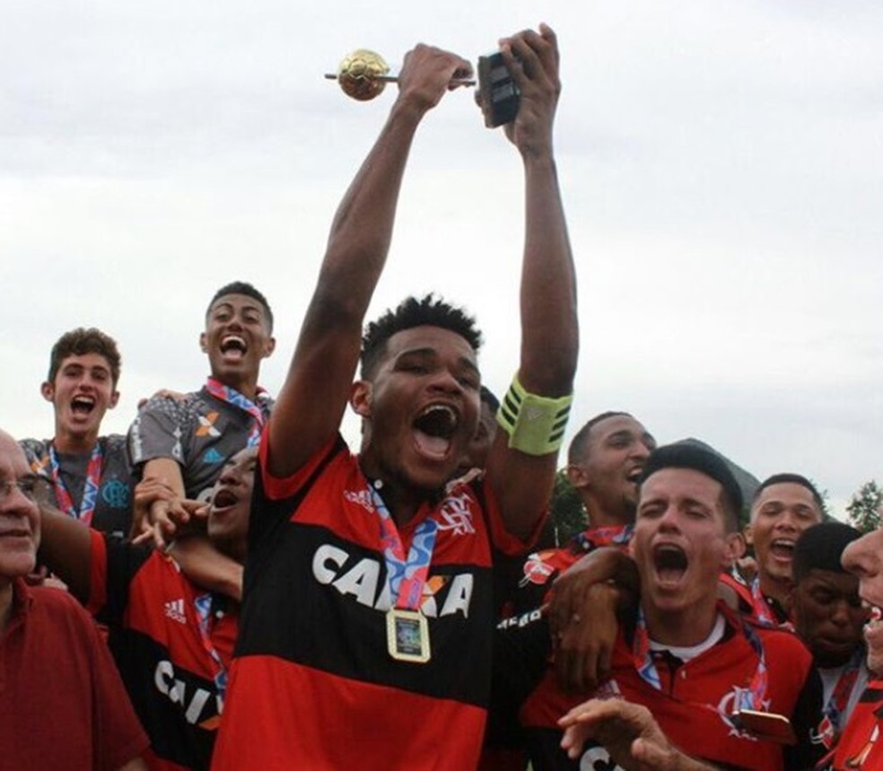 Com a braçadeira e a taça: capitão Patrick foi elogiado por Marcinho (Foto: Reprodução/Instagram)