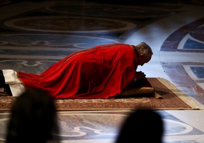 Papa Francisco reza a missa da Sexta-Feira Santa deitado, em sinal de respeito (Foto: Getty Images)
