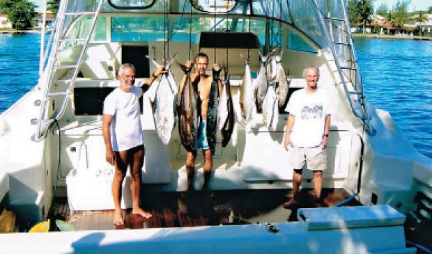 NO BARCO Marcel Telles, Beto Sicupira e Jorge Paulo Lemann durante  uma pescaria. O temperamento dos três se complementa nos negócios e no esporte  (Foto: Arq. pessoal)