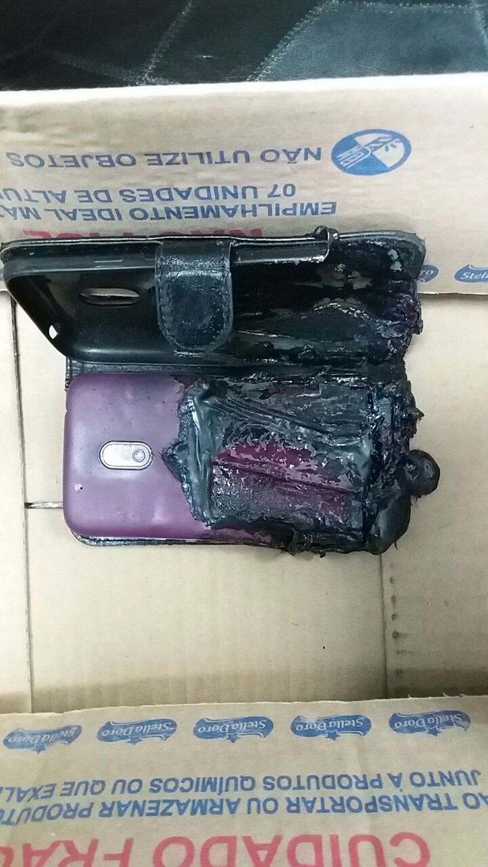 Celular ficou queimado após a explosão (Foto: G1 Santos)