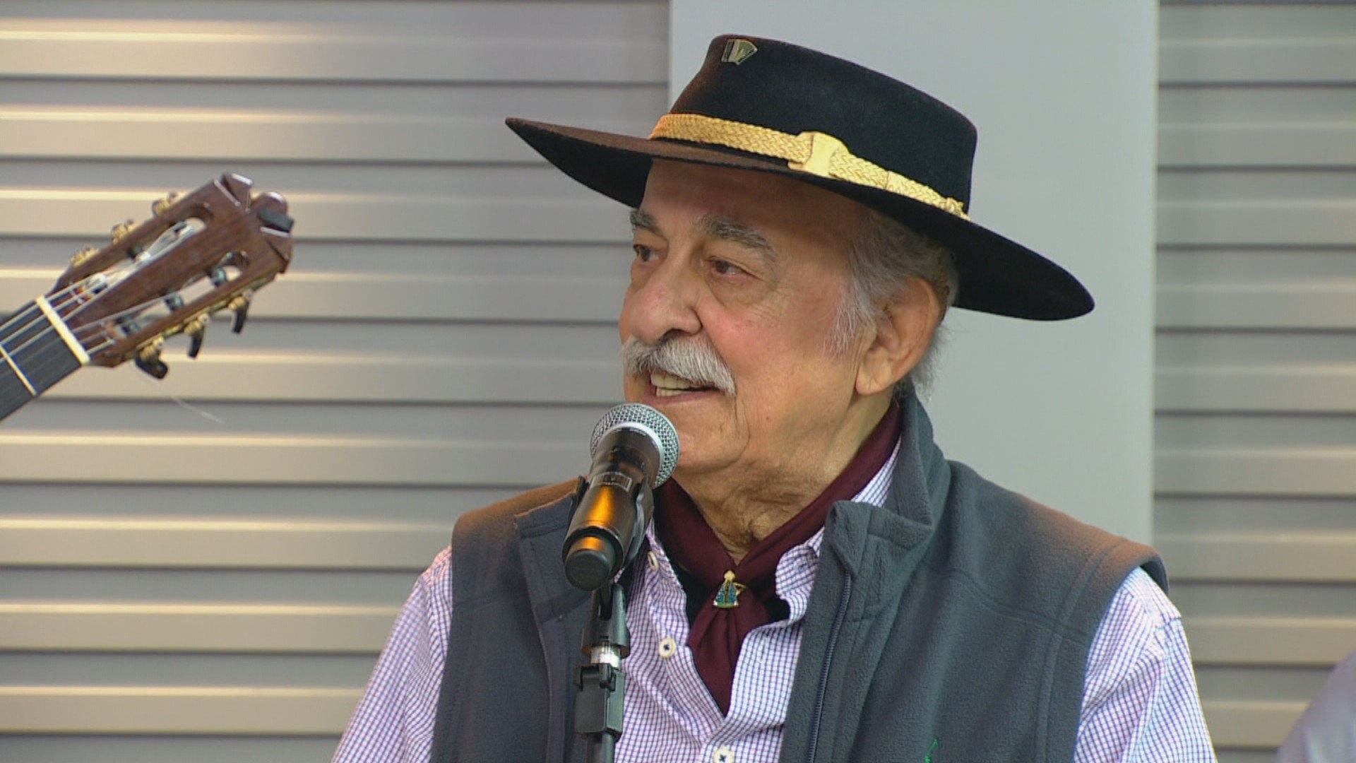Corpo do músico nativista Luiz Carlos Borges é velado em Porto Alegre