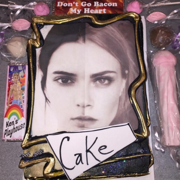 O bolo de aniversário enviado por Cara Delevingne a Kendall Jenner (Foto: Reprodução/Instagram)