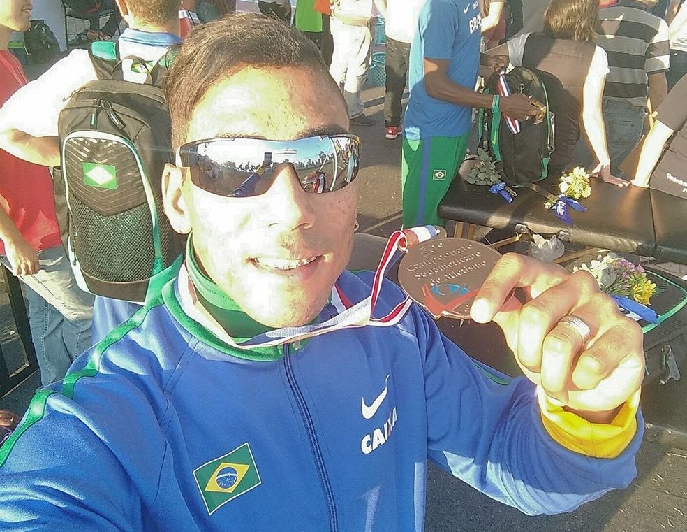 Flávio Gustavo Barbosa exibe a medalha de ouro conquistada no Sul-Americano do Paraguai (Foto: Divulgação)