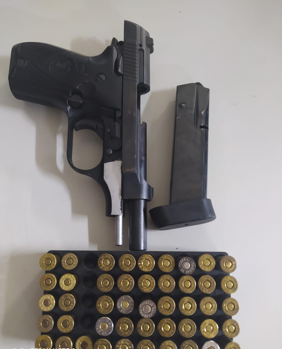 Arma e munições jogadas em quintal de residência foram apreendidas — Foto: Cedida