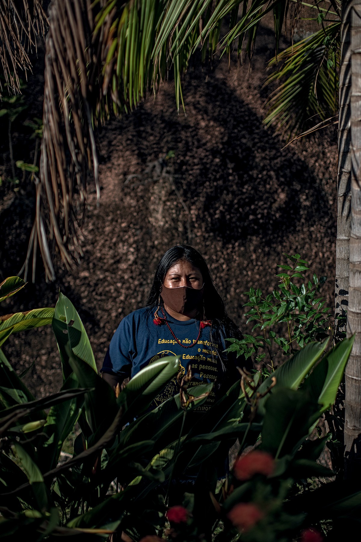 Alessandra Munduruku posa próximo ao Porto de Cargill, na cidade de Santarém, pará. MundurukuS e outras etnias locais são constantemente perseguidos e ameaçados de morte por produtores de soja da região  do Pará (Foto: Fernanda Liguabue e Victor Moriyama)