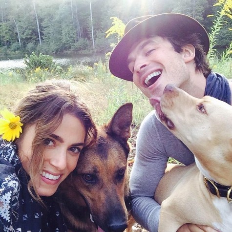 Ian e nicki ao lado de seus cachorros em foto postada no Instagram (Foto: Reprodução/Instagram)