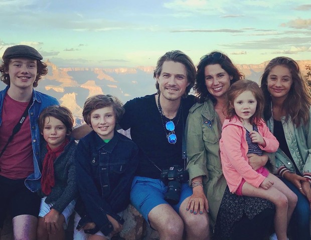 Taylor e Natalie Hanson com os filhos (Foto: Reprodução/Instagram)