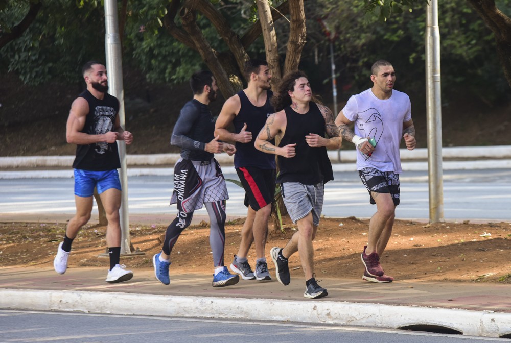 Whindersson Nunes se exercita com amigos (Foto: AgNews/Leo Franco)