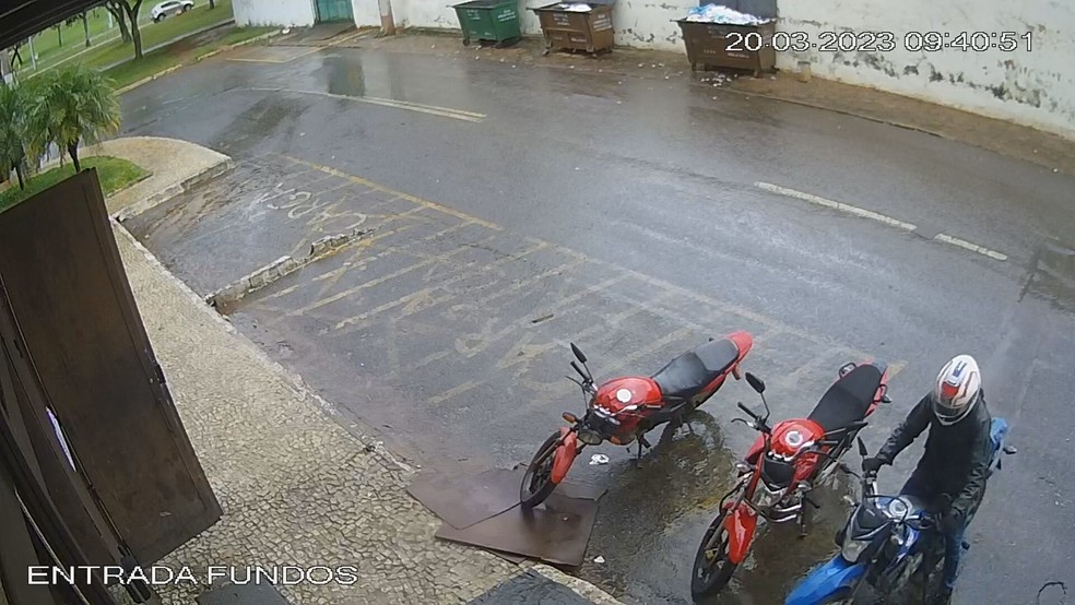 Suspeitos furtam moto no DF; Polícia Civil investiga — Foto: Reprodução