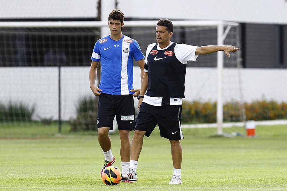 Claudinei Oliveira em treino com Gustavo Henrique em 2013 — Foto: Ricardo Saibun / Divulgação Santos FC