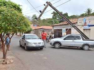 Pelo menos cinco municípios ficaram sem energia após o acidentes (Foto: Joselio Vieira)