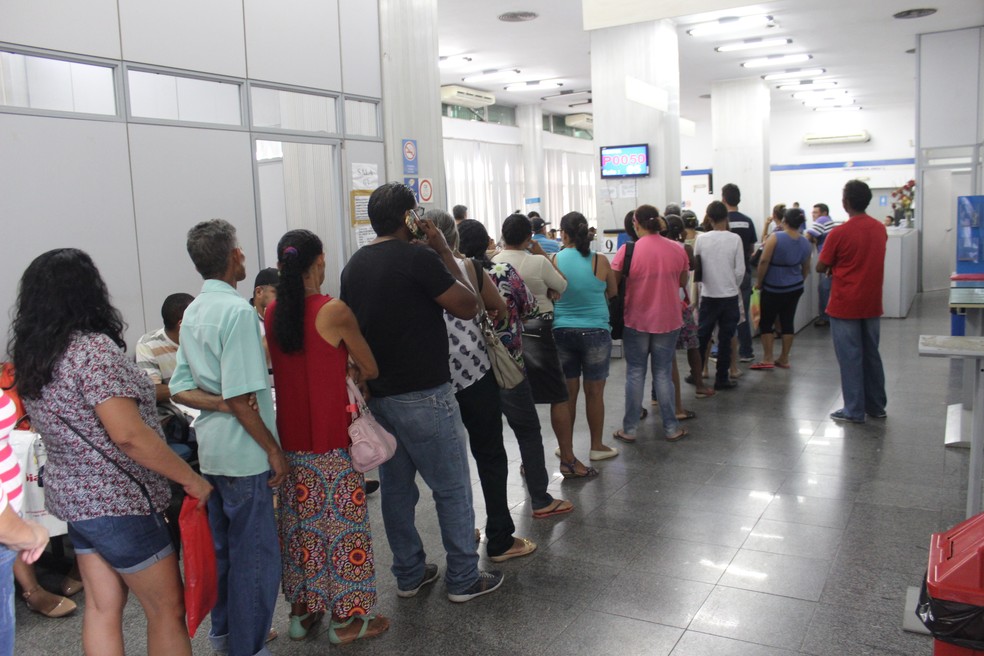 Longas filas se formaram nas agências do INSS no Piauí  — Foto: Ellyo Teixeira/G1