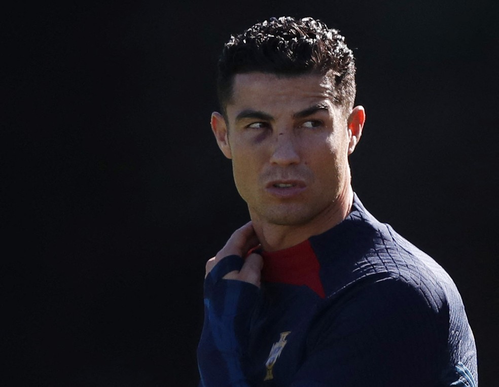 Cristiano Ronaldo com olho roxo durante treinamento em Portugal — Foto: Reuters