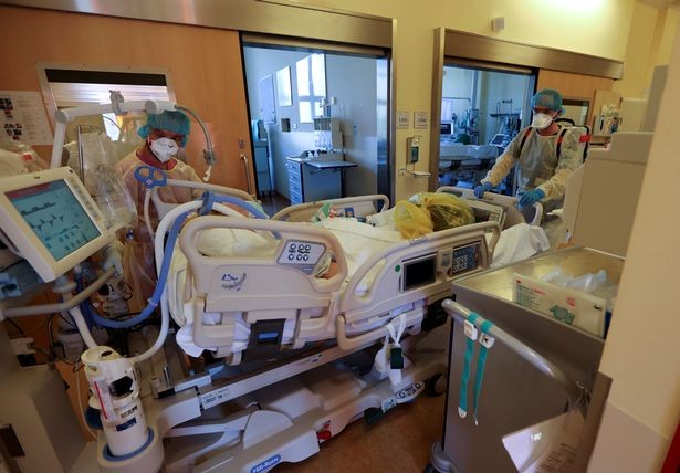 Médicos usam equipamentos de proteção ao mover um paciente com coronavírus em um hospital na Alemanha (foto de arquivo) (Foto: REUTERS/Reprodução Mirror)