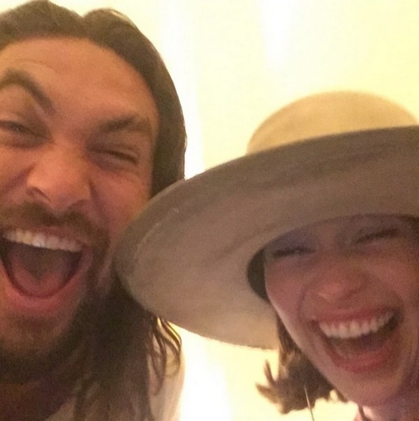 Jason Momoa e Emilia Clarke na foto publicada no Instagram do ator (Foto: Reprodução/Instagram)