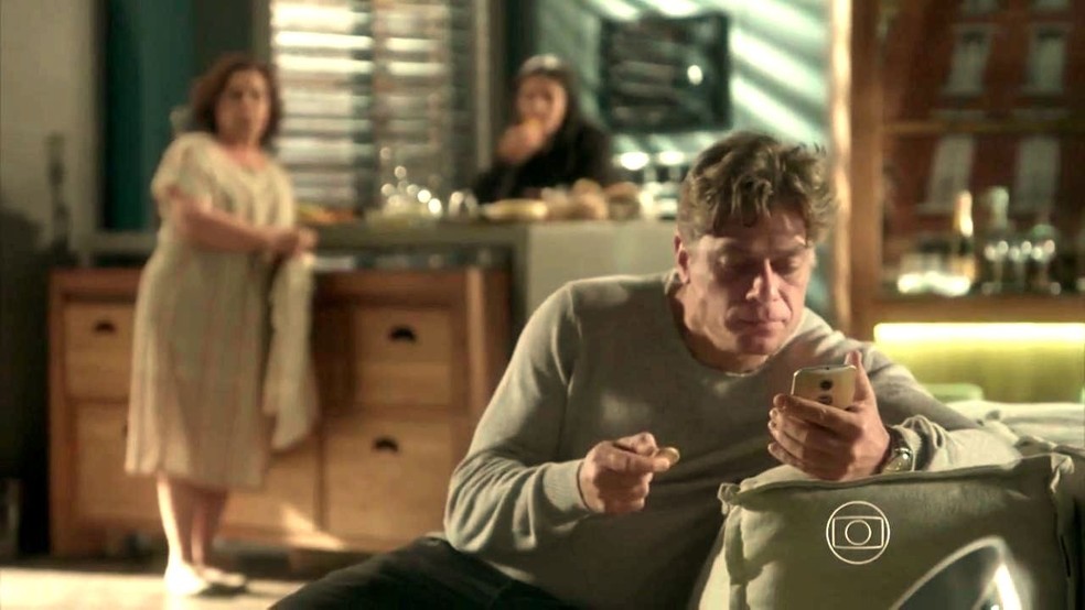 Arthur (Fábio Assunção) fica uma fera com Eliza (Marina Ruy Barbosa) em 'Totalmente Demais' — Foto: Globo