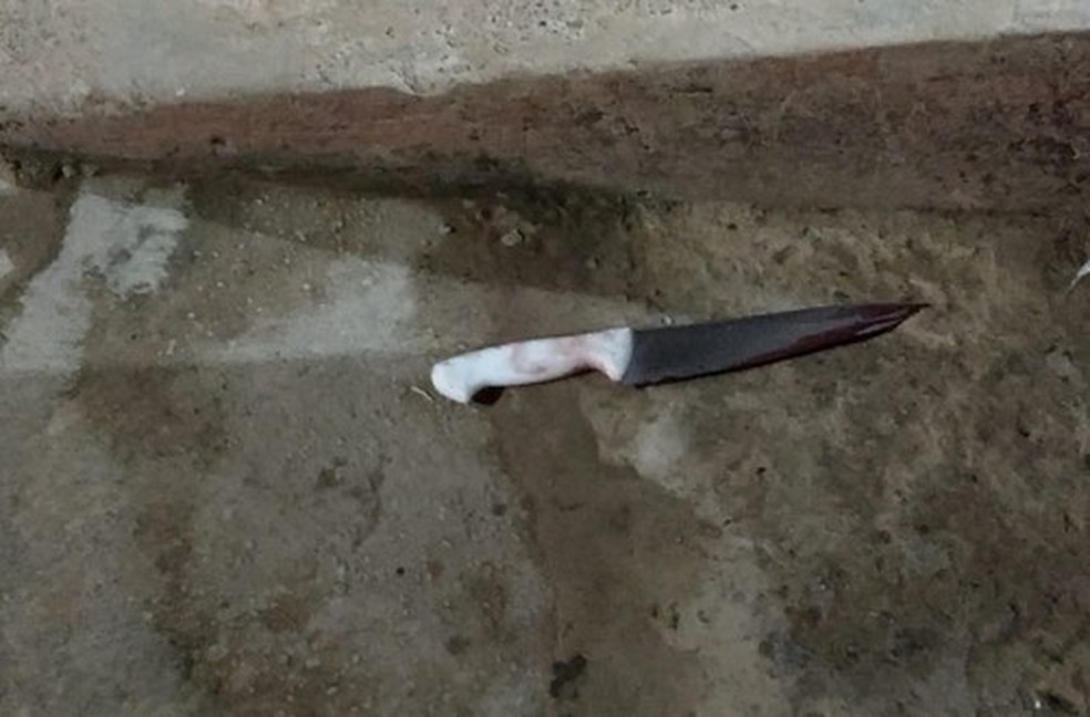 Homem usou uma faca para tentar matar a mulher na noite desta terça (17) — Foto: Aline Nascimento/G1