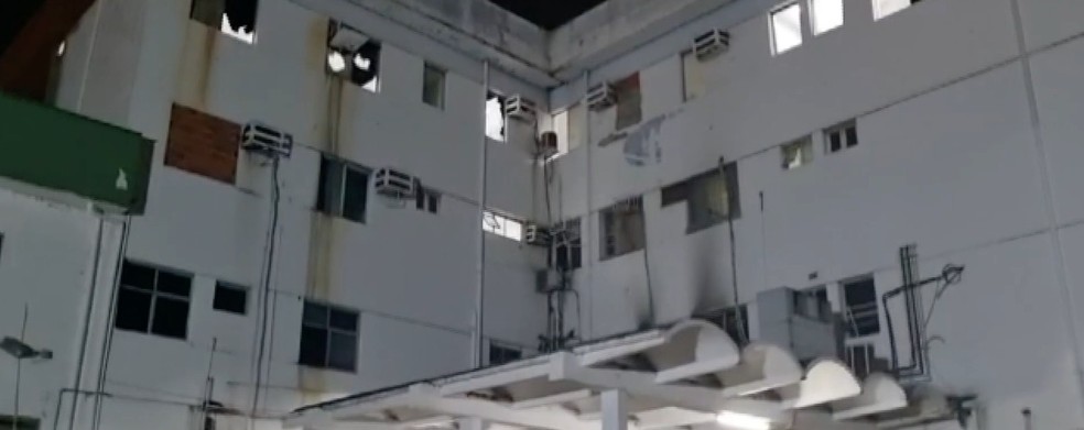 Vidros foram quebrados pelas chamas  — Foto: Reprodução/TVCA