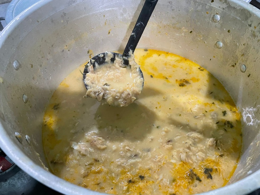 Bacalhau é preparado para o bloco de Lula Vassoureiro — Foto: Edivaldo Coelho/TV Asa Branca
