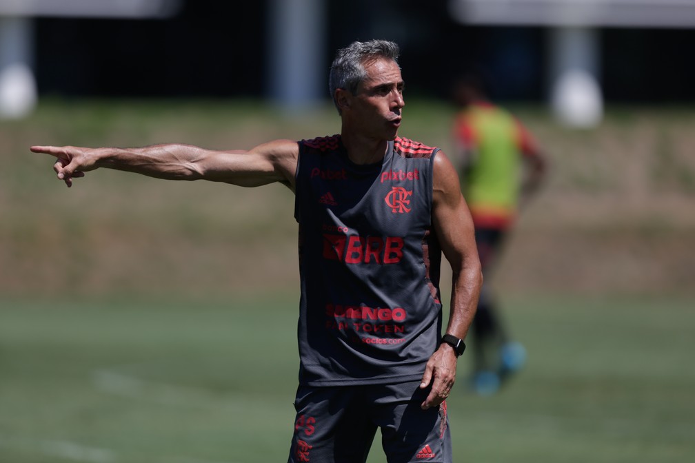 Técnico do Flamengo, Paulo Sousa, em treino no Ninho do Urubu em 10 de março: português vai ter mudanças na equipe — Foto: Gilvan de Souza/Flamengo