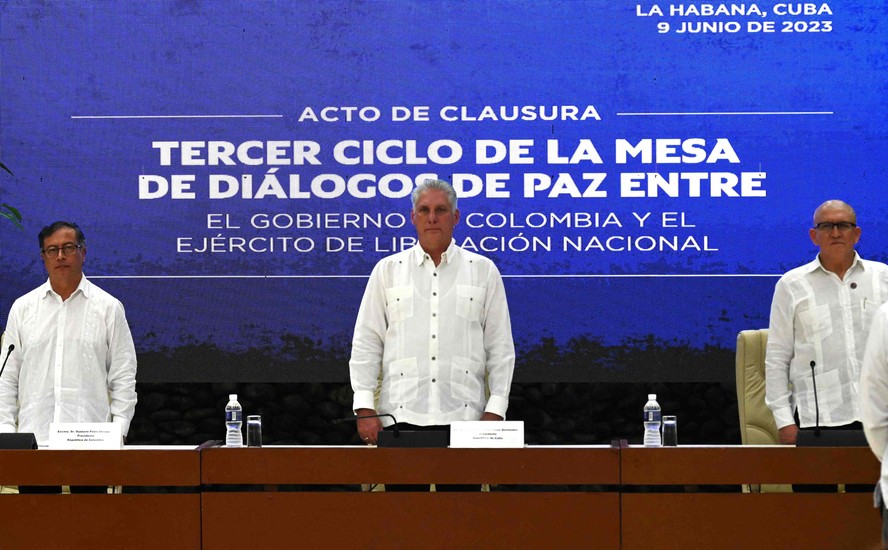 O presidente da Colômbia, Gustavo Petro, o presidente de Cuba, Miguel Diaz-Canel, e o líder da ELN, Antonio Garcia, durante a negociação de paz em Havana
