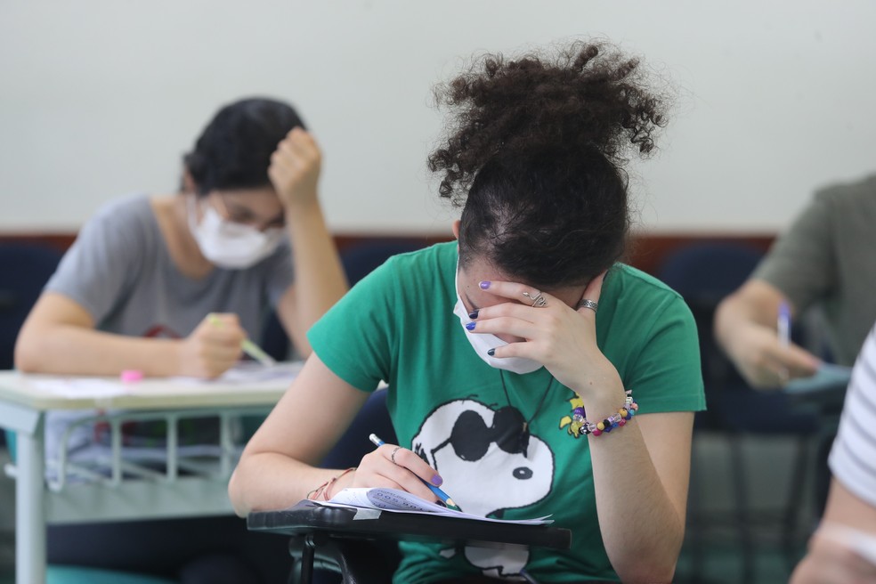 Candidatos realizam prova da primeira fase da Fuvest, neste domingo (4), na cidade universitária da Universidade de São Paulo (USP)  — Foto: ALEX SILVA/ESTADÃO CONTEÚDO