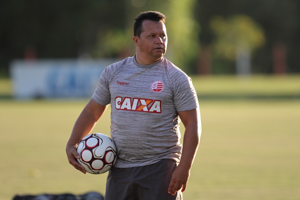 Kuki era atacante do Náutico no título de 2004 e hoje é auxiliar técnico de Roberto Fernandes (Foto: Aldo Carneiro/Pernambuco Press)