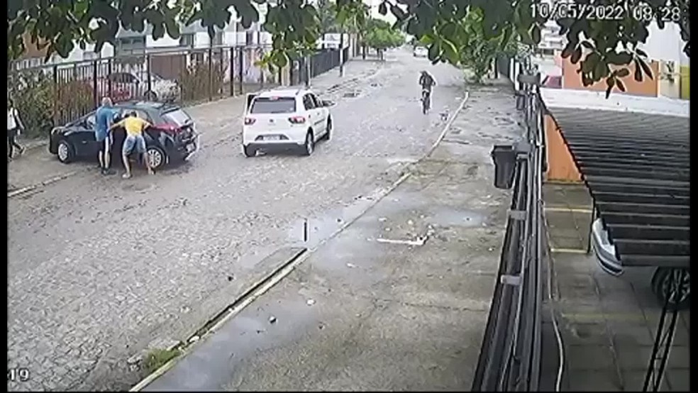 Roubo de carro no bairro de Candeias, em Jaboatão dos Guararapes, na manhã de terça-feira (10) — Foto: Reprodução/WhatsApp