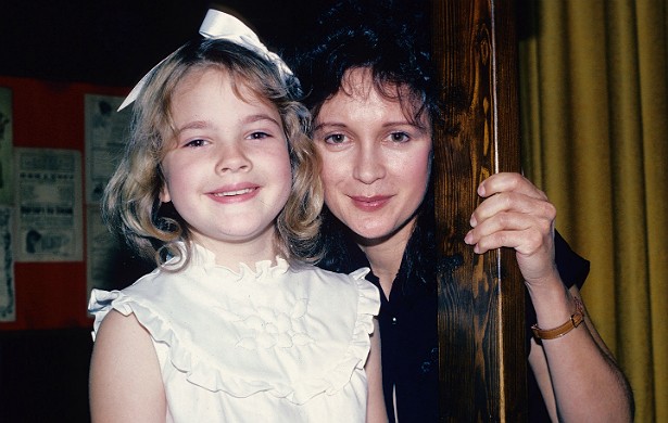 Drew Barrymore entrou com um processo para se emancipar dos pais quando tinha 15 anos de idade. Ela nunca se deu bem com a mãe, Jaid. Em 2014, chegou a declarar que esse 