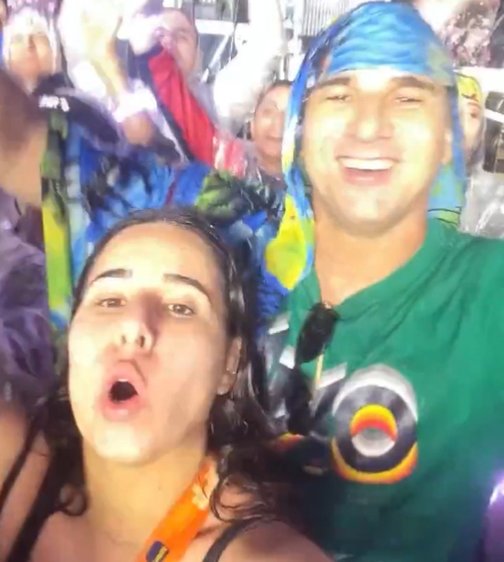 Giovando e Giovanna na chuva no show do Coldplay no Rock in Rio — Foto: Arquivo pessoal