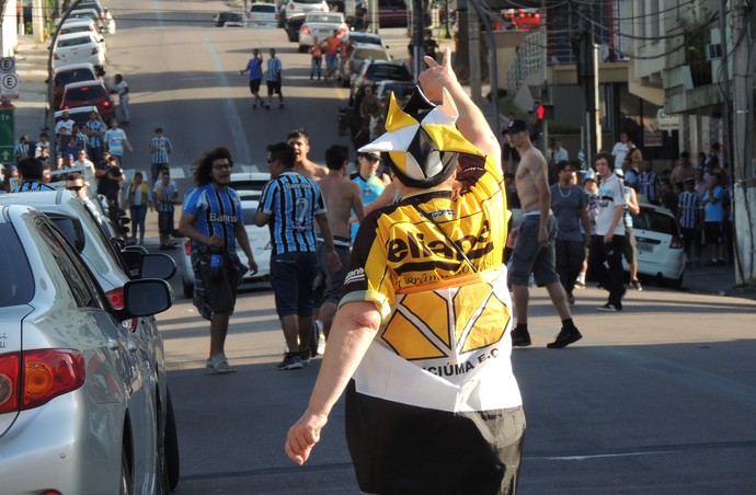 Torcedores de Criciúma e Grêmio trocam pedradas em confusão